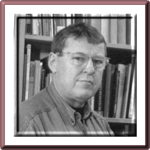 Nachdenklich vor der B&uuml;cherwand